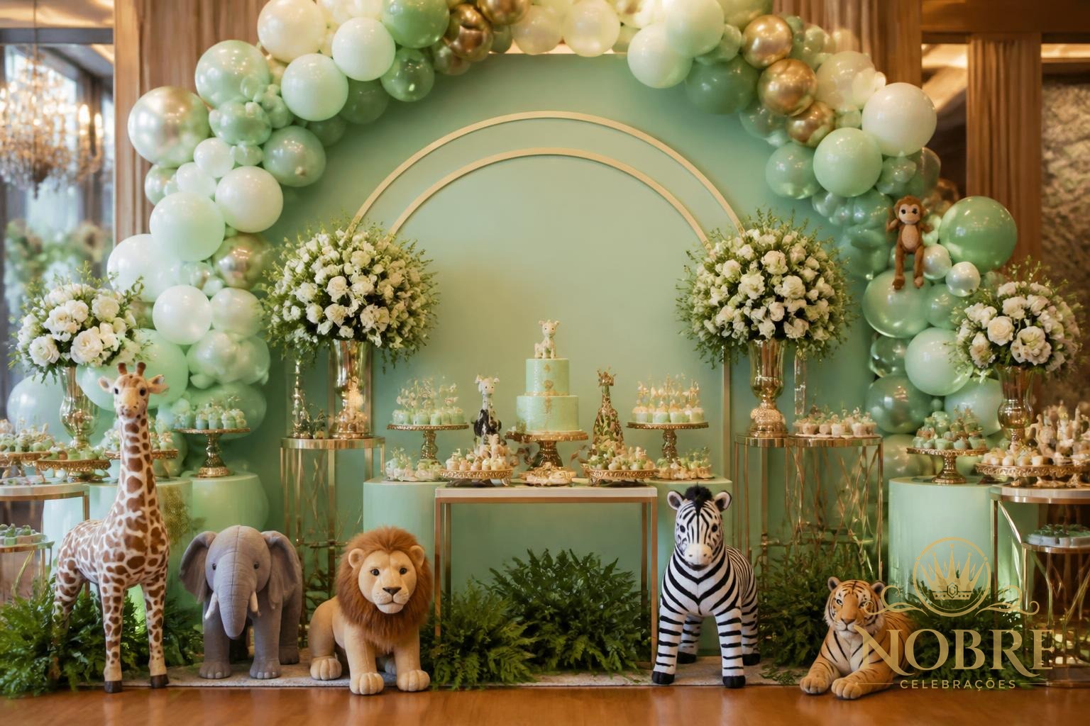 Aniversário infantil temático com painel decorativo, mesa do bolo, doces personalizados e arranjo de balões em verde e dourado