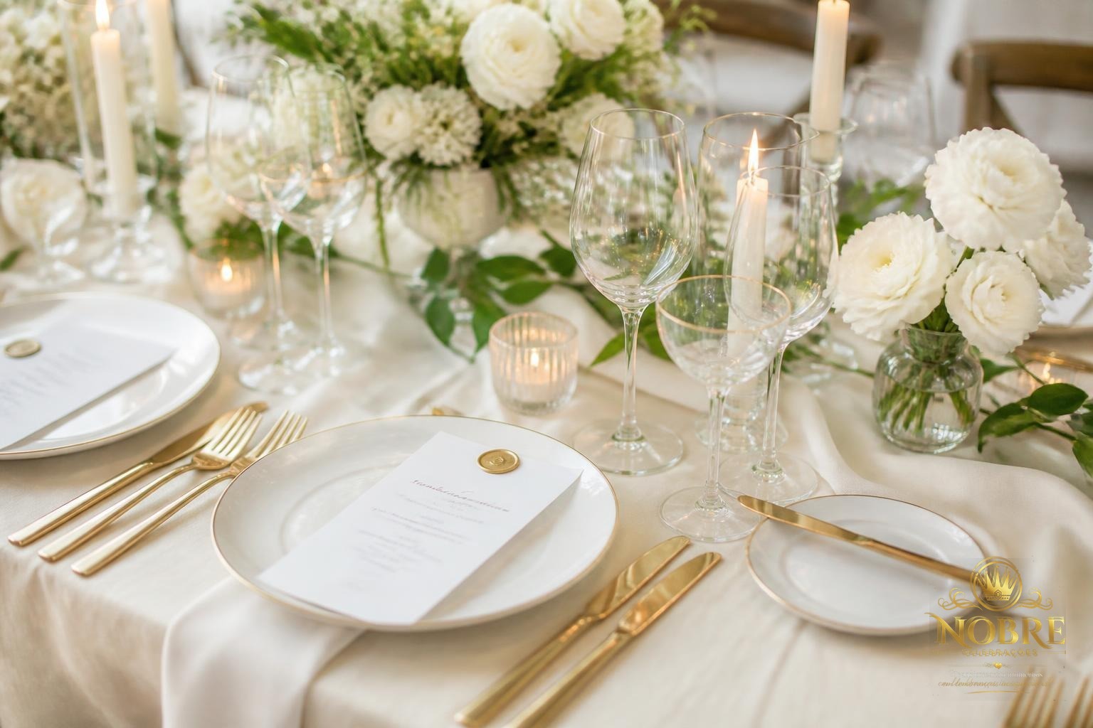 Detalhes da decoração de casamento com flores naturais, louças, taças e velas