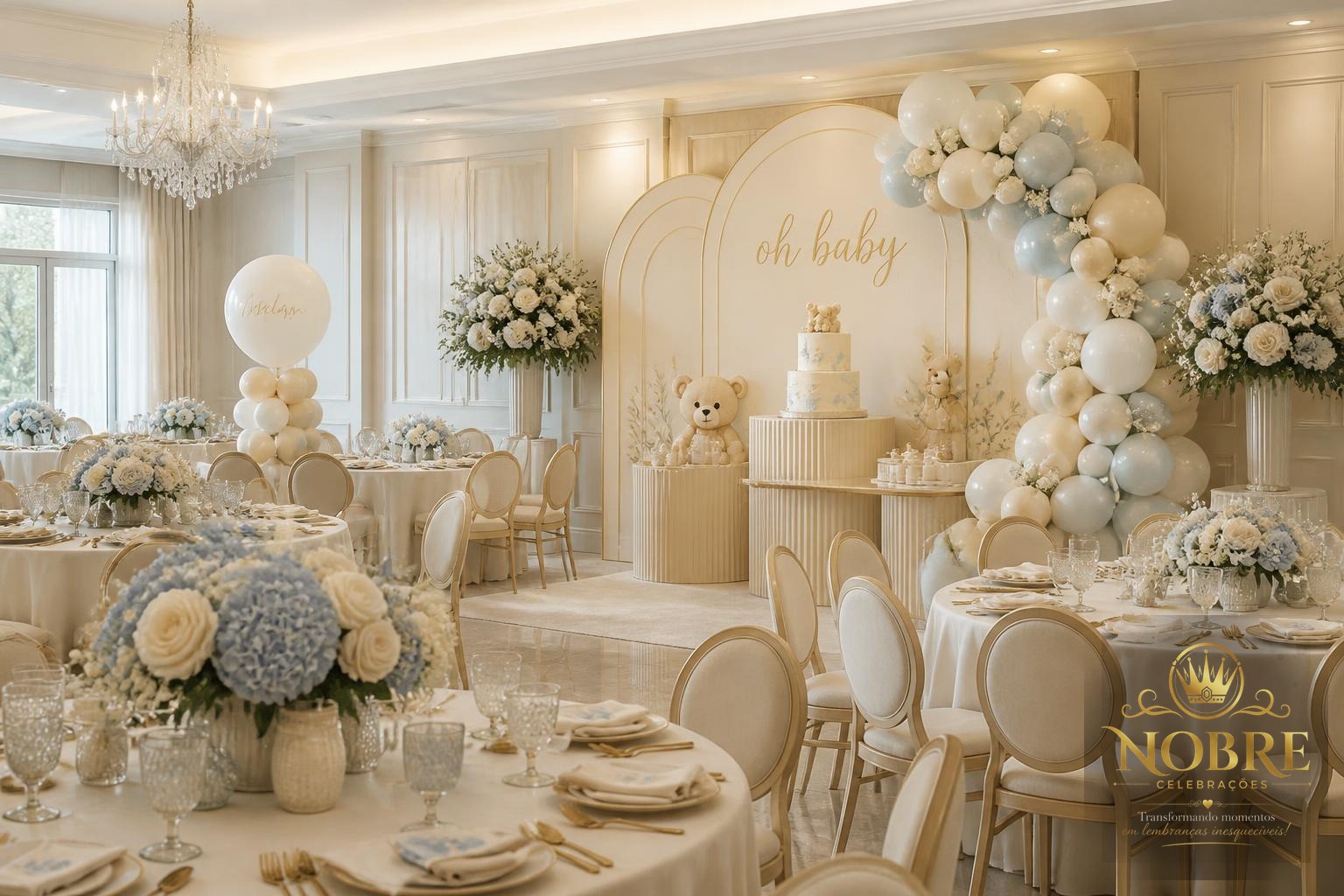 Decoração completa de chá de bebê em salão elegante com mesas decoradas, cadeiras sofisticadas, balões delicados, painel e mesa do bolo