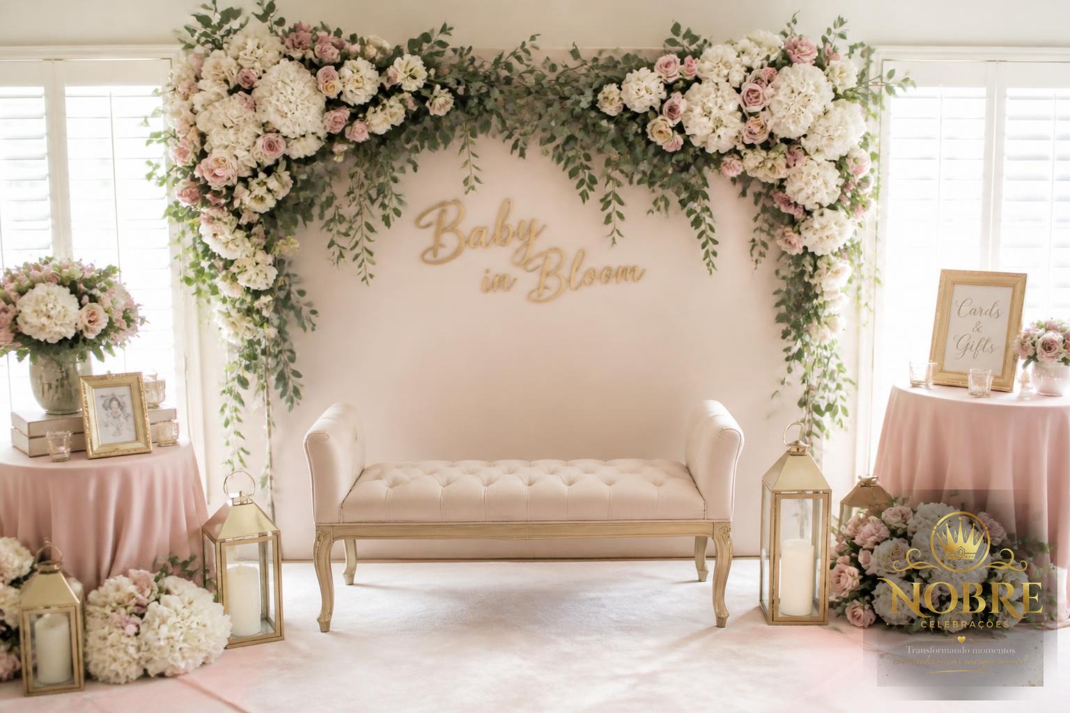Cenário para fotografias de chá de bebê com arco floral natural, painel elegante, lanternas e mobiliário sofisticado