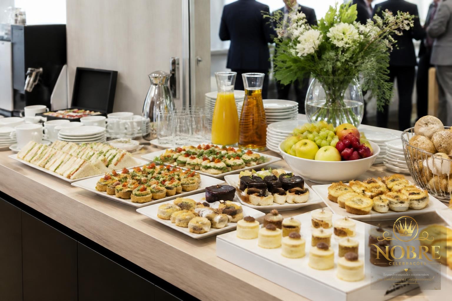 Coffee break corporativo com mini salgados, sanduíches, frutas, sucos, doces individuais e louças sofisticadas