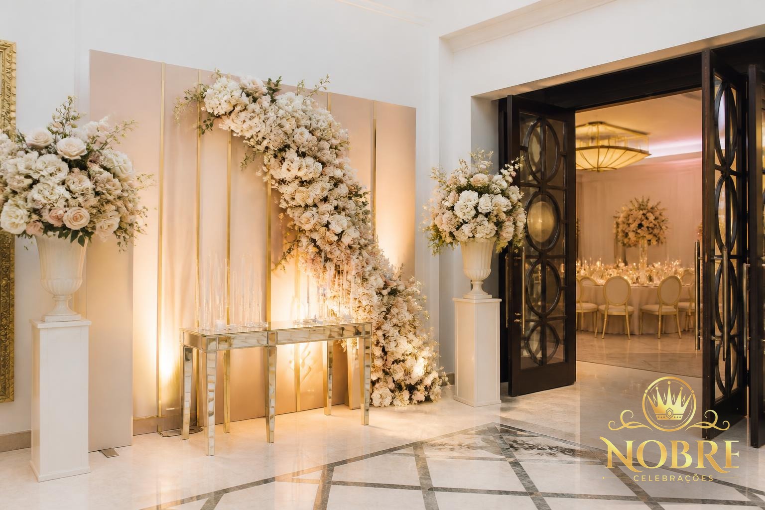 Entrada e recepção de festa de 15 anos com painel decorativo, flores naturais e iluminação sofisticada