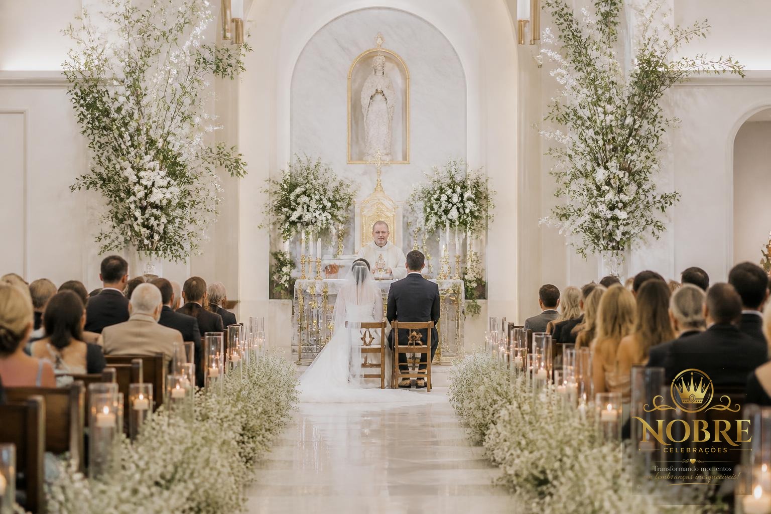 Cerimônia religiosa elegante com altar decorado com flores naturais brancas, folhagens, velas e bancos organizados