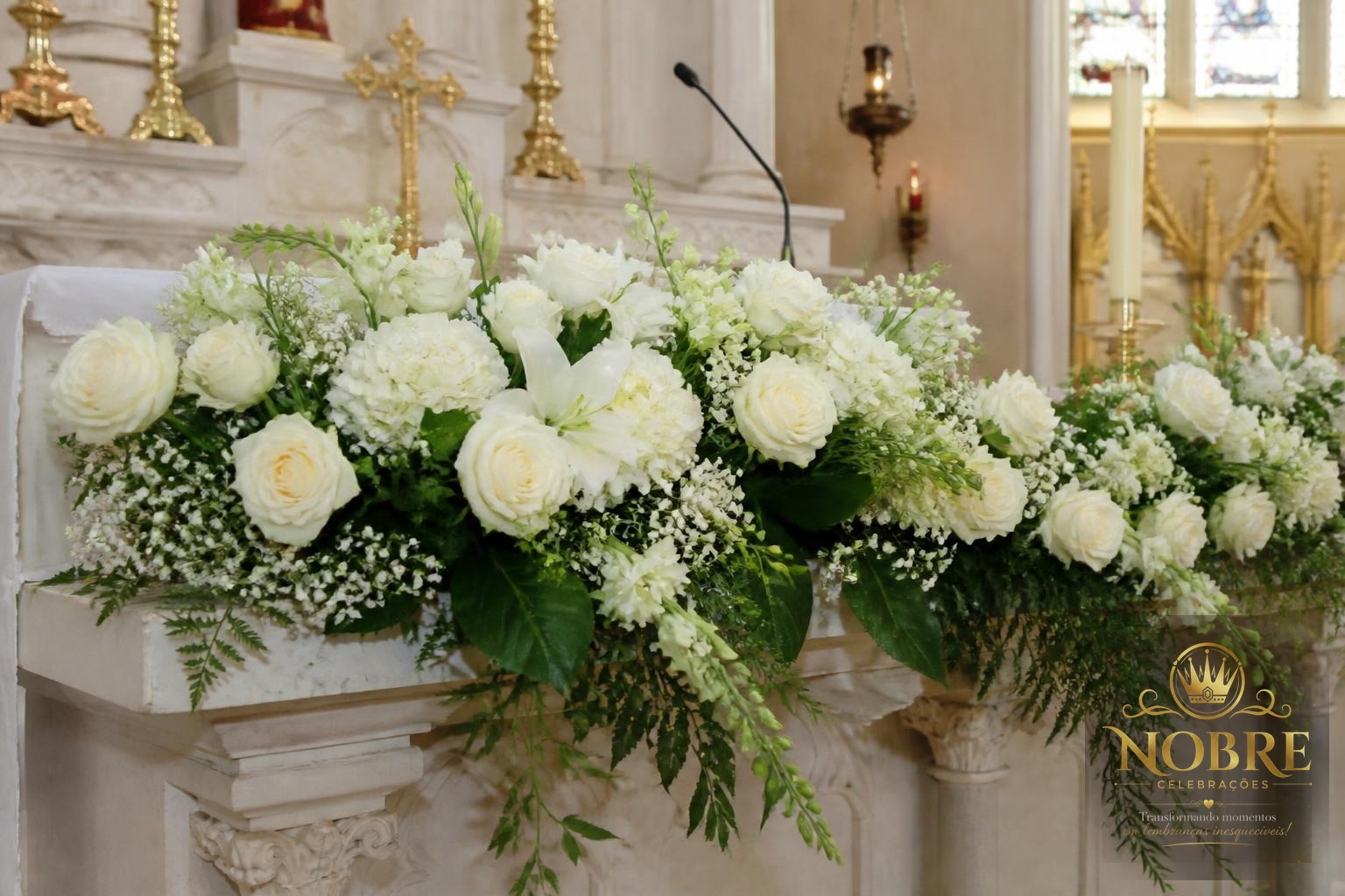 Altar com arranjos abundantes de flores naturais brancas: rosas, lírios, hortênsias, lisianthus e gypsophila