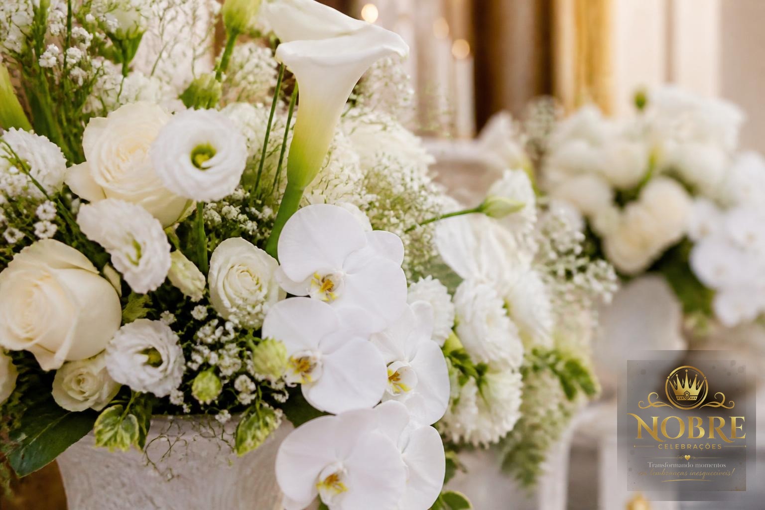 Detalhe aproximado de arranjos florais religiosos com rosas brancas, orquídeas, copos-de-leite e folhagens naturais