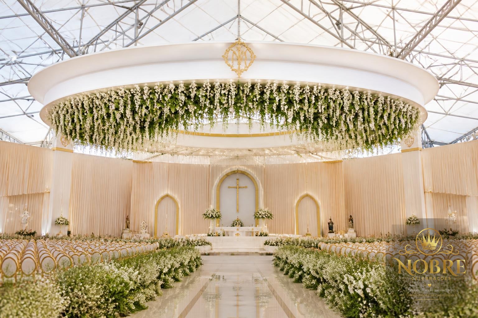 Ambiente amplo preparado para grande evento religioso com altar central, flores naturais e cadeiras organizadas