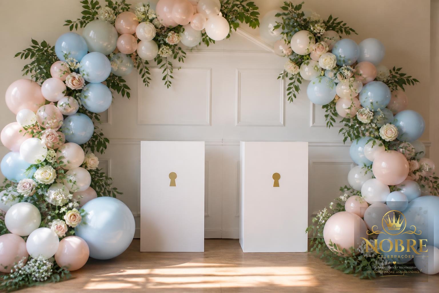 Cenário da revelação com arco de balões em azul-claro e rosé, flores naturais, folhagens, painel sofisticado e caixas decorativas fechadas